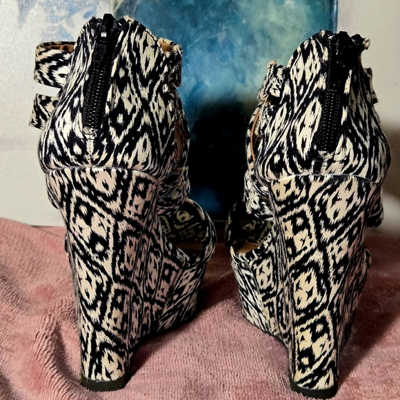 Stylish Black and White Wedge Sandals - Picture 7 of 11